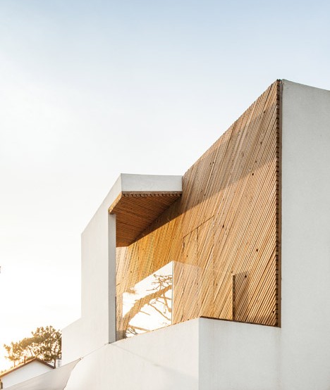 ľסլ Silver Wood House by Ernesto Pereira